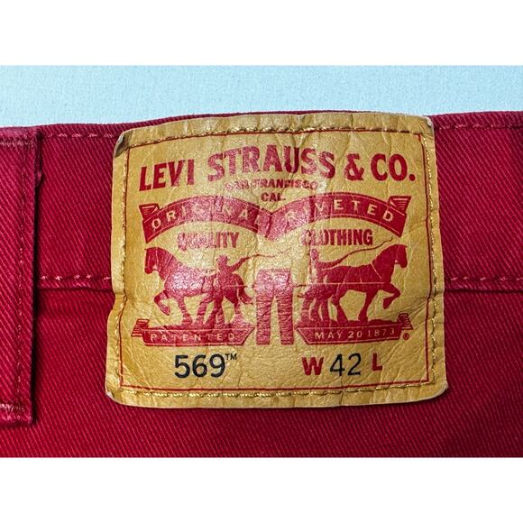 Levi's 569 Men's Loose Fit Red Denim Shorts - Size 42 (42x12.5) - Picture 3 of 6